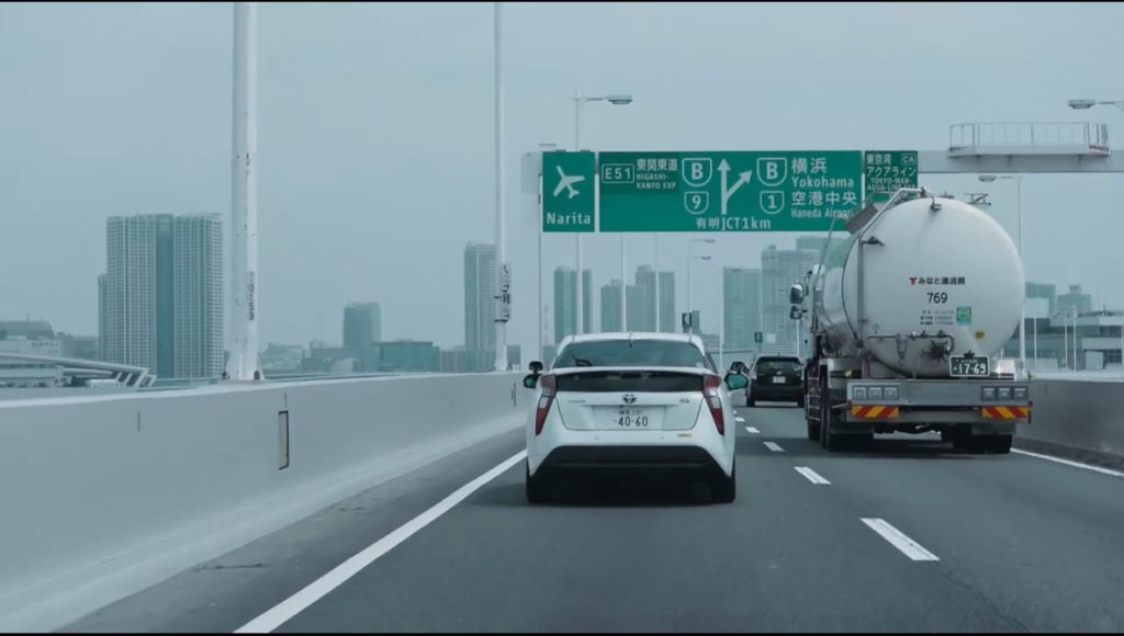 首都高速を走行中の教習車の様子