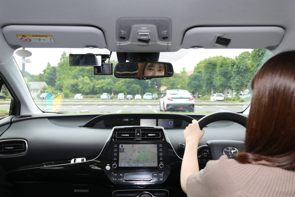 ミラーを見て車庫入れ