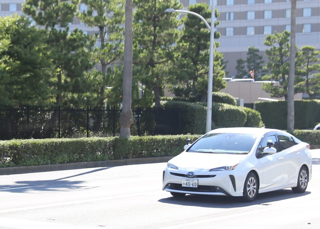 市街地を走行中の教習車の後方カット