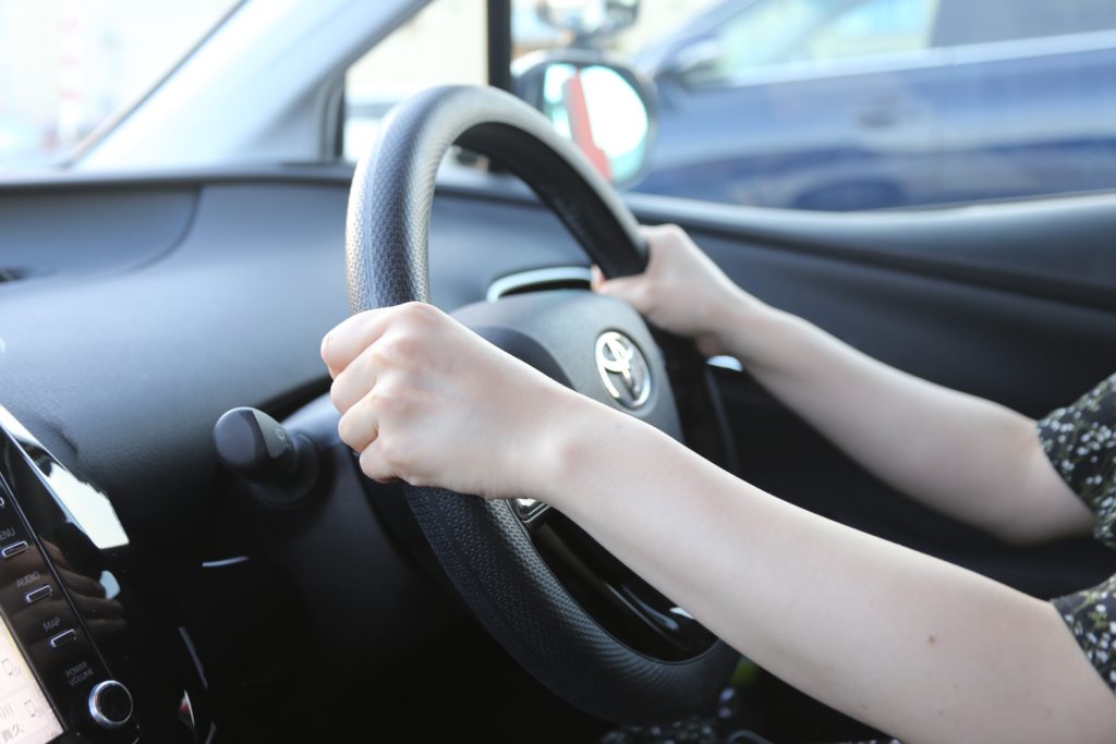 緊張の中ハンドルを握る手