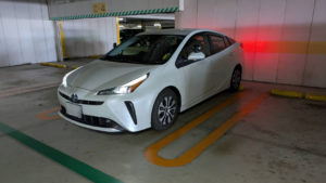 埼玉県戸田市の立体駐車場で入庫確認を行う教習風景